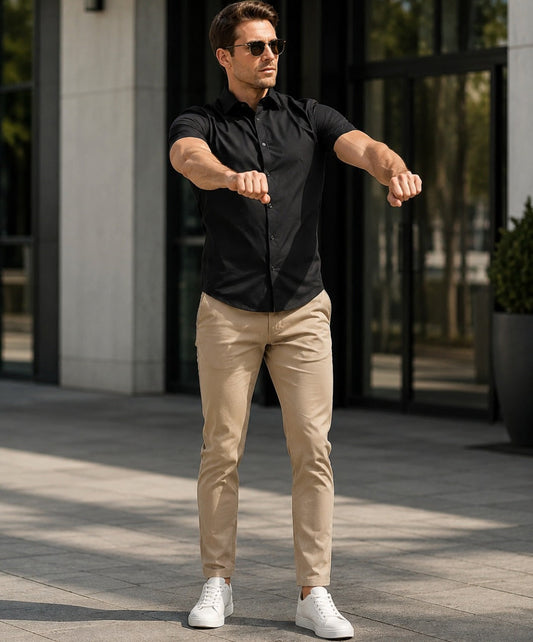 Men's black stretch shirt showing flexible fabric  Eu manteria os nomes descritivos, curtos e naturais, sem keyword stuffing.